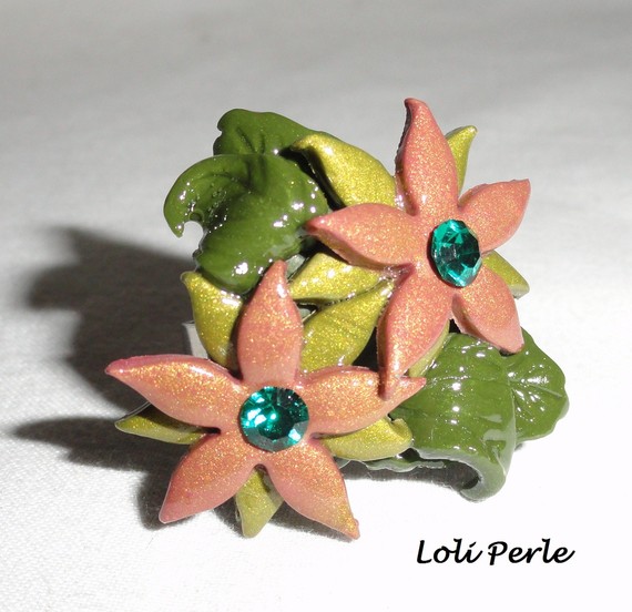 Anel de flor de barro castanho com cristal Swarovski e folhagem verde