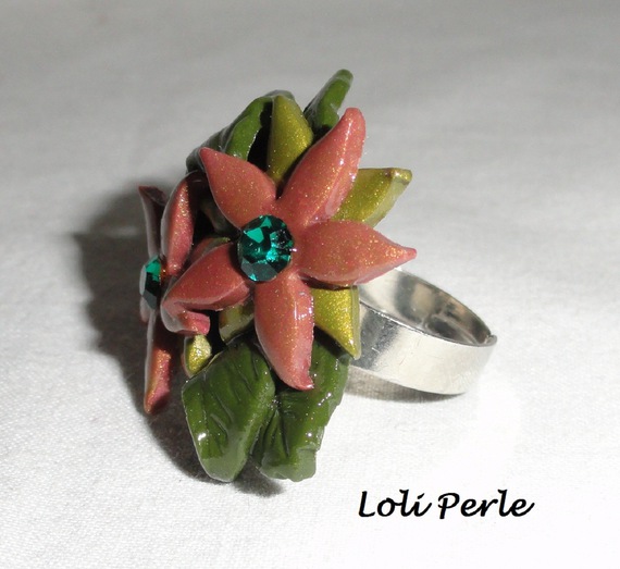 Anel de flor de barro castanho com cristal Swarovski e folhagem verde