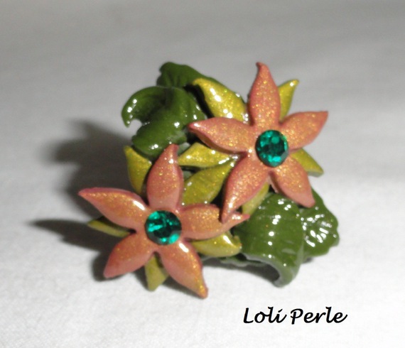 Anel de flor de barro castanho com cristal Swarovski e folhagem verde