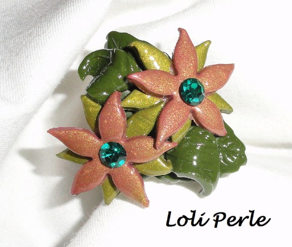 Anel de flor de barro castanho com cristal Swarovski e folhagem verde