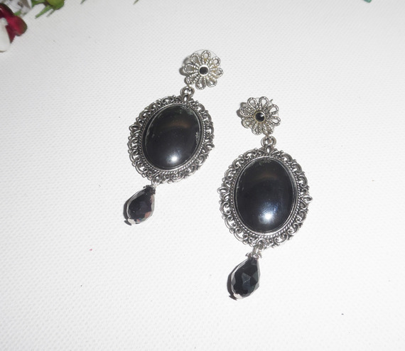 Brincos com cabochon de pedra hematite em metal prateado