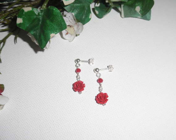 Brincos com rosa de gorgonha esculpida e pérolas em 925 tachas de prata