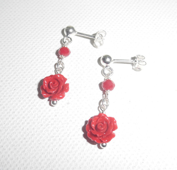 Brincos com rosa de gorgonha esculpida e pérolas em 925 tachas de prata