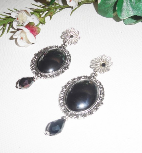 Brincos com cabochon de pedra hematite em metal prateado