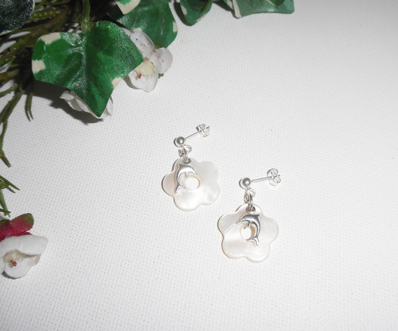 Brincos com flores de madrepérola e golfinhos em tachas de prata de 925 libras esterlinas