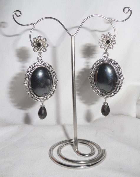 Brincos com cabochon de pedra hematite em metal prateado
