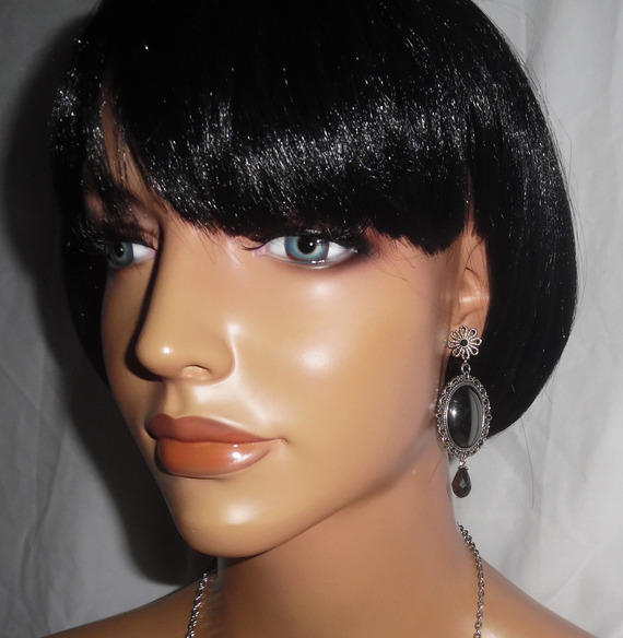 Brincos com cabochon de pedra hematite em metal prateado