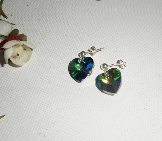 Brincos de coração de cristal Swarovski verde em 925 tachas de prata