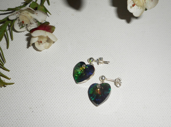Brincos de coração de cristal Swarovski verde em 925 tachas de prata