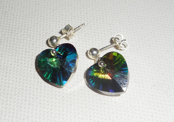 Brincos de coração de cristal Swarovski verde em 925 tachas de prata