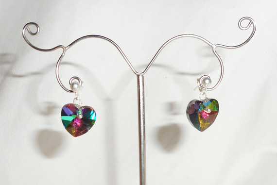 Brincos de coração de cristal Swarovski verde em 925 tachas de prata
