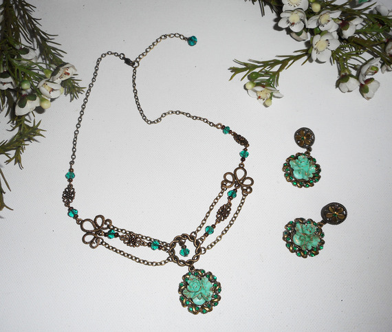 Brincos de camafeu verde cristal floral
