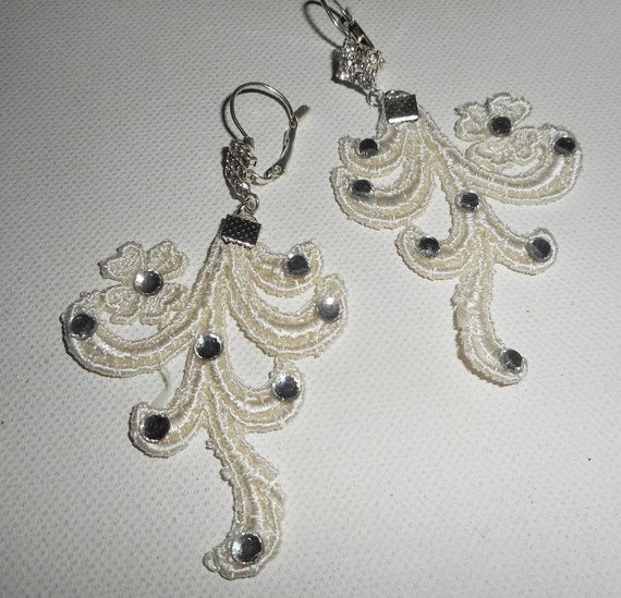 Brincos com cristal Swarovski e renda de arabesco