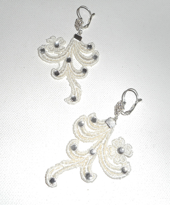 Brincos com cristal Swarovski e renda de arabesco
