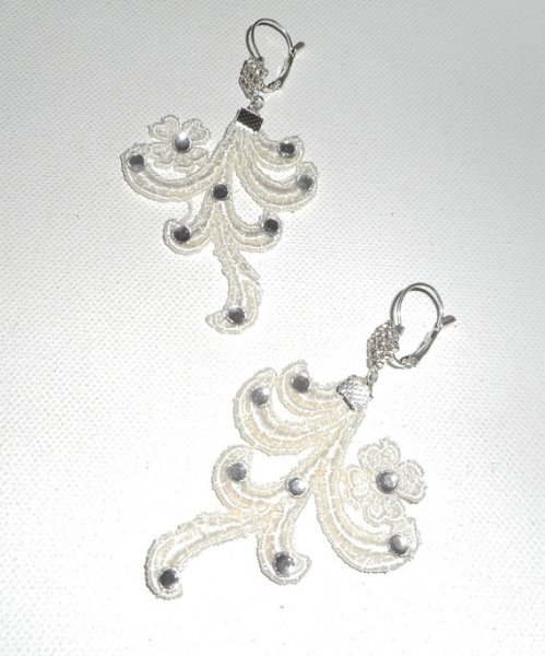 Brincos com cristal Swarovski e renda de arabesco