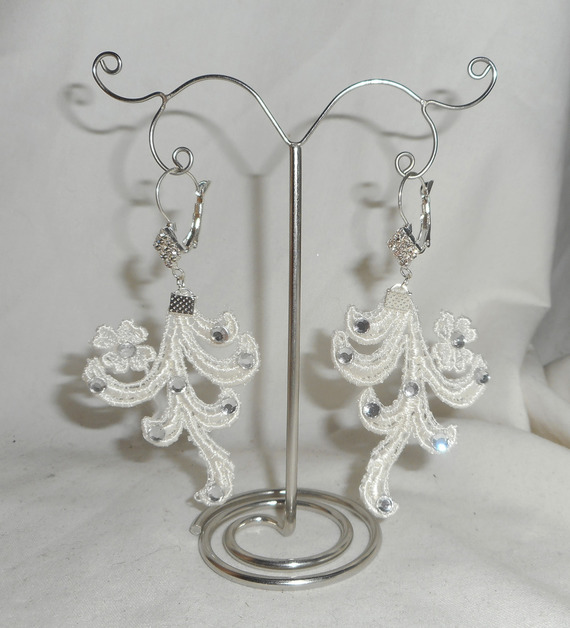 Brincos com cristal Swarovski e renda de arabesco