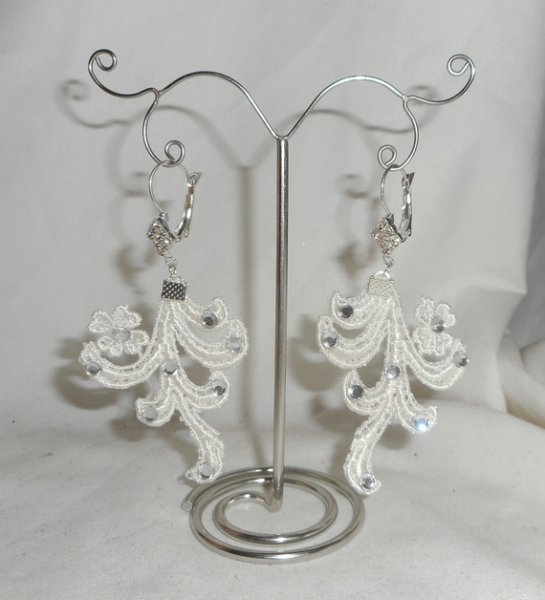 Brincos com cristal Swarovski e renda de arabesco