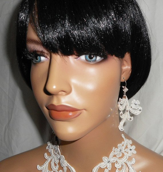 Brincos com cristal Swarovski e renda de arabesco