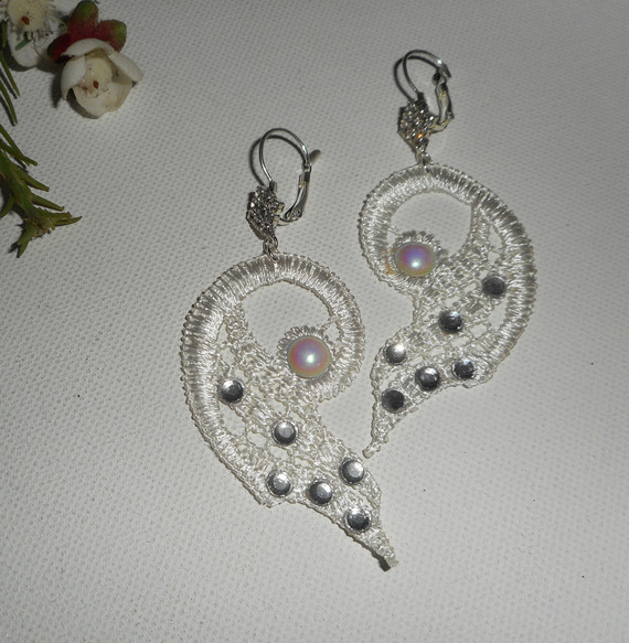 Brincos de renda branca com cristal Swarovski e pérolas