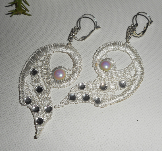 Brincos de renda branca com cristal Swarovski e pérolas