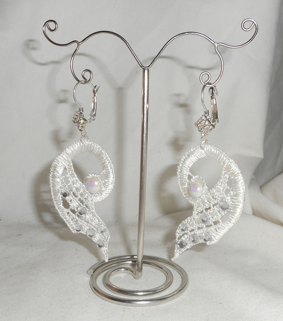 Brincos de renda branca com cristal Swarovski e pérolas