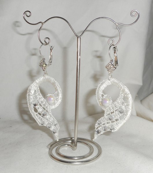 Brincos de renda branca com cristal Swarovski e pérolas