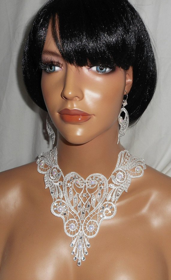 Brincos de renda branca com cristal Swarovski e pérolas
