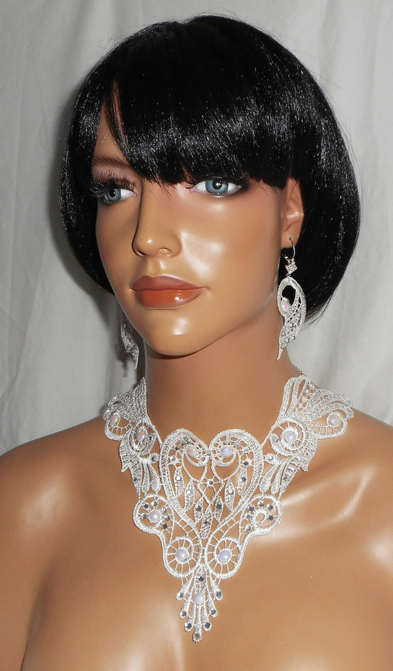 Brincos de renda branca com cristal Swarovski e pérolas