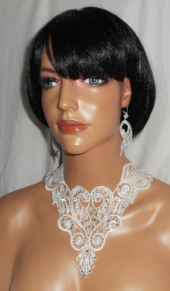Brincos de renda branca com cristal Swarovski e pérolas