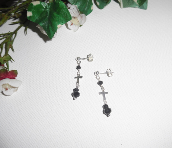Brincos de Contas de Cristal Preto com Cruz em Pinos de Prata Sterling 925