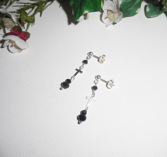Brincos de Contas de Cristal Preto com Cruz em Pinos de Prata Sterling 925