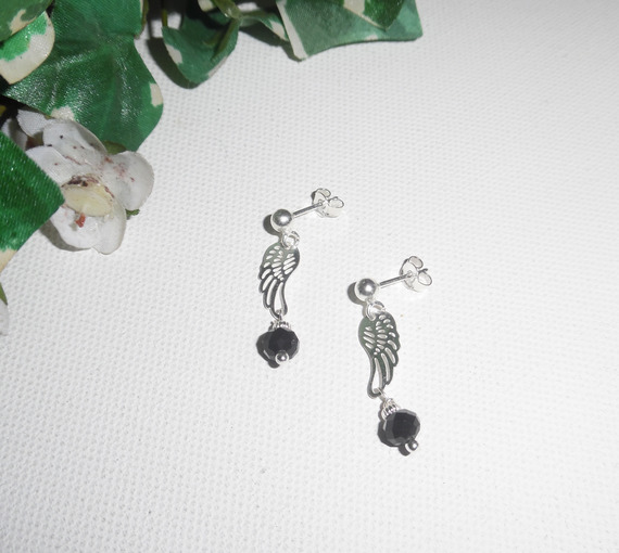 Brincos de contas de cristal preto com asa em 925 tachas de prata