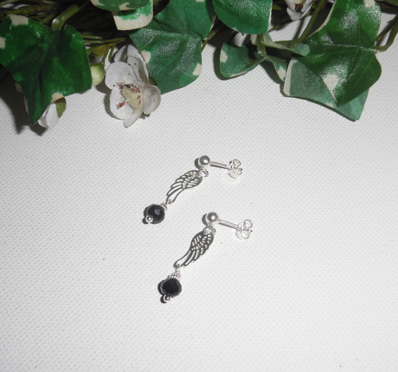 Brincos de contas de cristal preto com asa em 925 tachas de prata