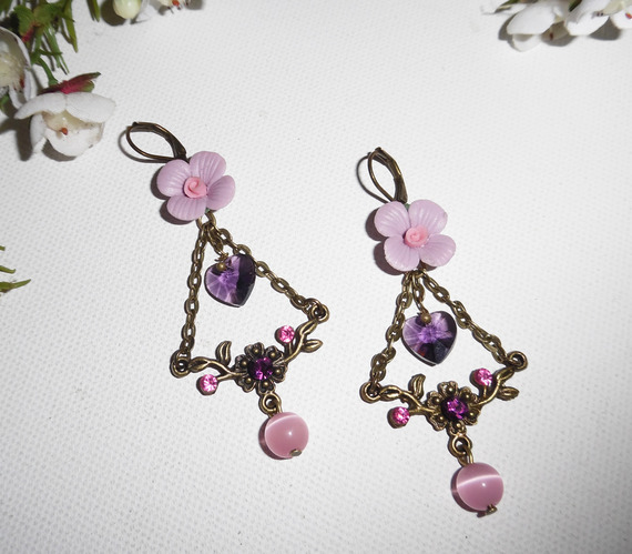 Brincos de flores roxas com borlas de coração e pérolas cor-de-rosa