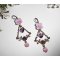 Brincos de flores roxas com borlas de coração e pérolas cor-de-rosa