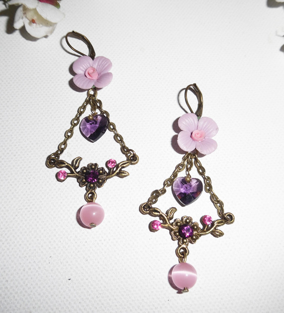 Brincos de flores roxas com borlas de coração e pérolas cor-de-rosa