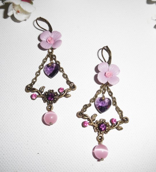 Brincos de flores roxas com borlas de coração e pérolas cor-de-rosa