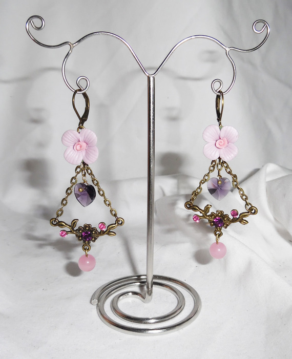 Brincos de flores roxas com borlas de coração e pérolas cor-de-rosa