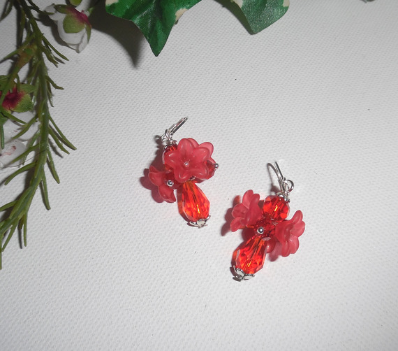 Brincos de flores vermelhas com contas de cristal