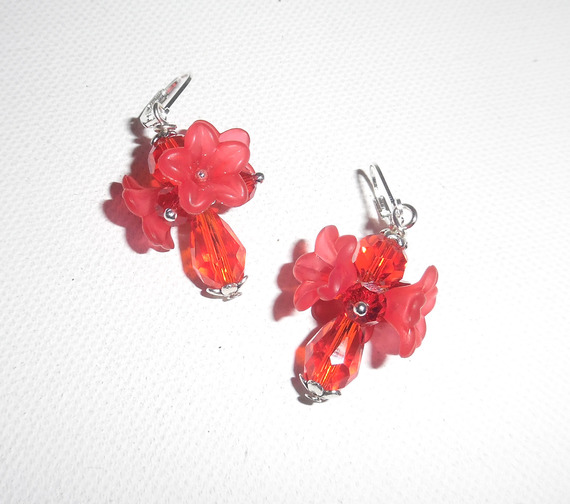 Brincos de flores vermelhas com contas de cristal