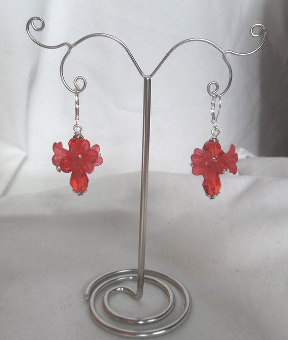 Brincos de flores vermelhas com contas de cristal