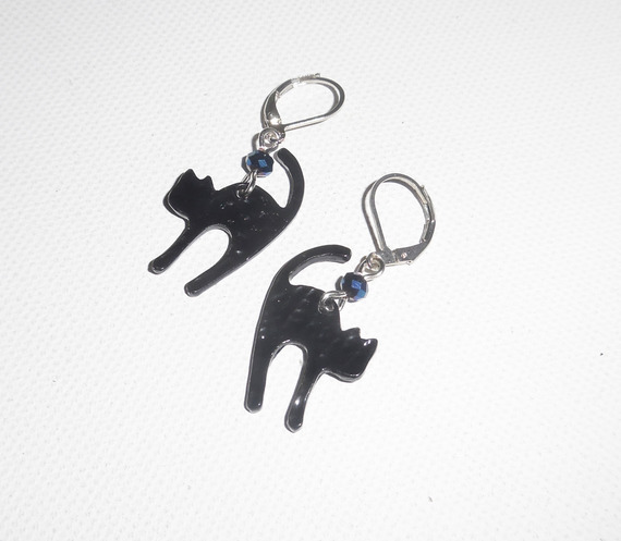 Brincos de gato de metal preto com conta de cristal azul