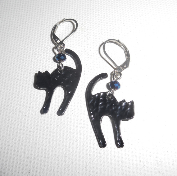 Brincos de gato de metal preto com conta de cristal azul