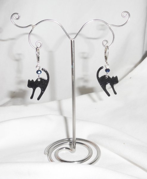 Brincos de gato de metal preto com conta de cristal azul