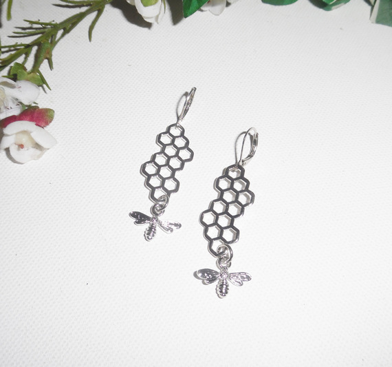 Brincos de favo de mel com pequena abelha prateada