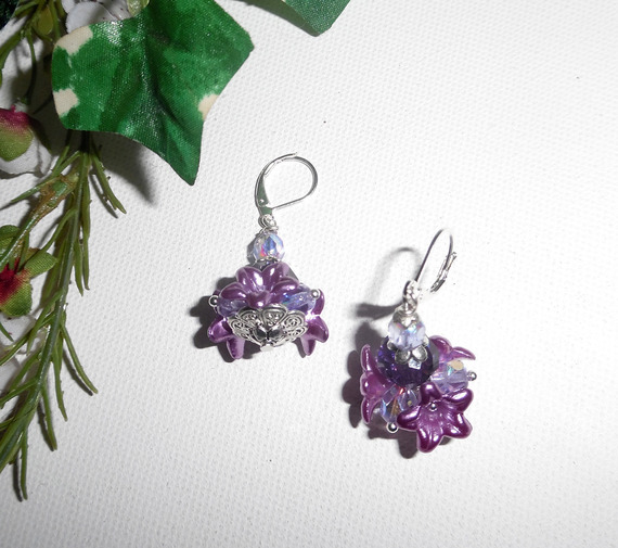 Brincos originais de flores e violetas com contas de cristal