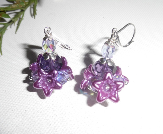 Brincos originais de flores e violetas com contas de cristal