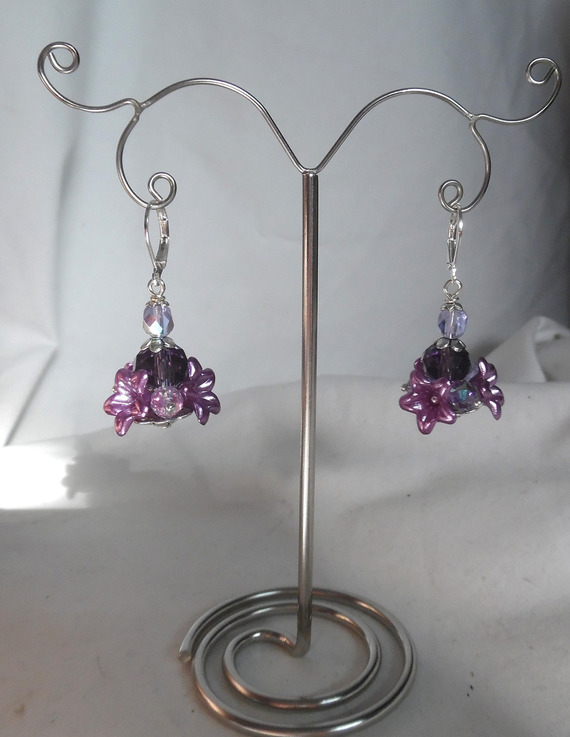 Brincos originais de flores e violetas com contas de cristal