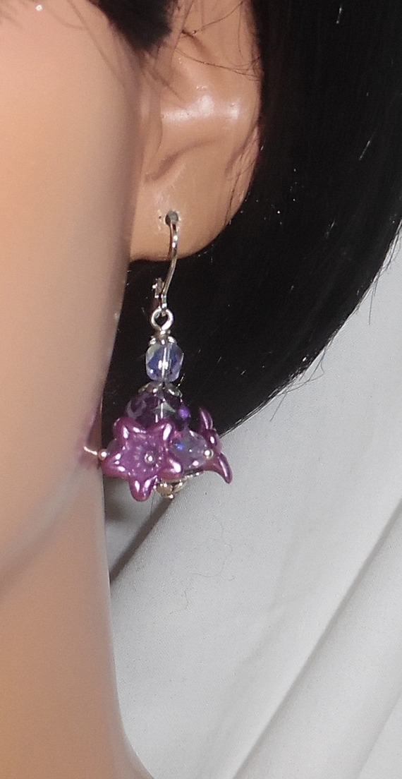 Brincos originais de flores e violetas com contas de cristal