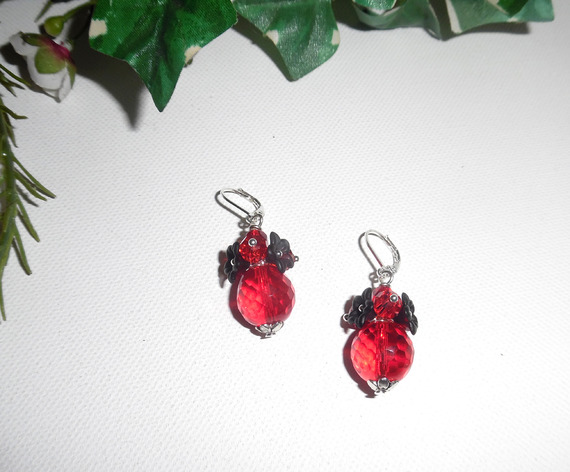 Brincos originais de flores pretas com contas de cristal vermelho